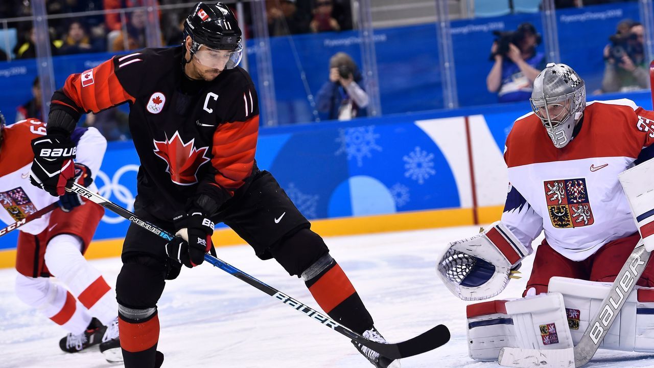 Canada's Chris Kelly (L) and Czech Republic's Pavel Francouz fight for the puck during the second period of a men's preliminary round ice hockey match between Canada and Czech Republic during the Pyeongchang 2018 Winter Olympic Games at the Gangneung Hockey Centre in Gangneung on February 17, 2018. / AFP PHOTO / Brendan Smialowski