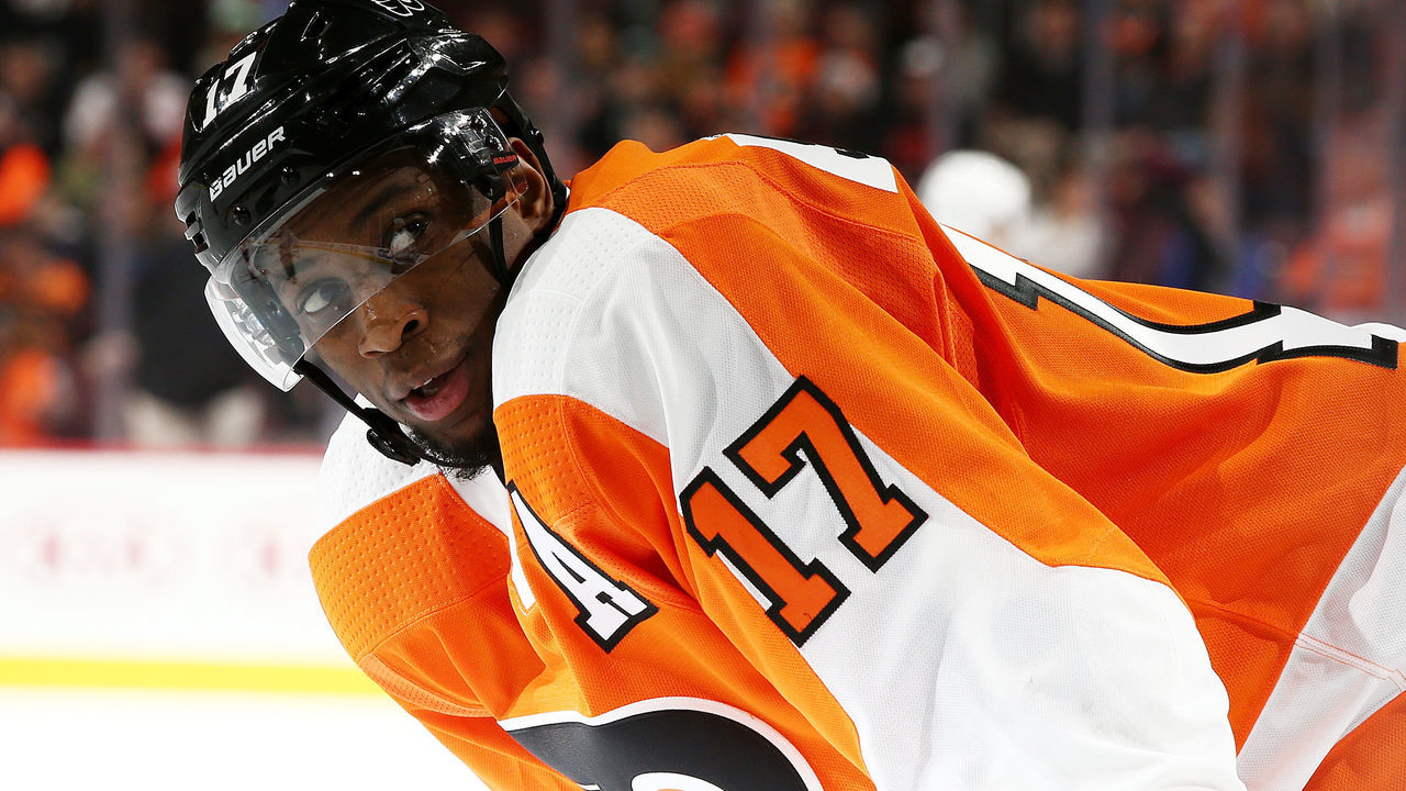 PHILADELPHIA, PA - DECEMBER 18: Wayne Simmonds #17 of the Philadelphia Flyers looks on against the Los Angeles Kings during their game at Wells Fargo Center on December 18, 2017 in Philadelphia, Pennsylvania.
