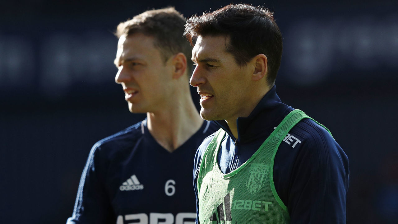 West Bromwich Albion's English midfielder Gareth Barry (R) and West Bromwich Albion's Northern Irish defender Jonny Evans (L) warm up ahead of the English FA Cup fifth round football match between West Bromwich Albion and Southampton at The Hawthorns stadium in West Bromwich, central England, on February 17, 2018. Barry and Evans were two of four senior West Brom players who apologised on Friday after being questioned by police in Spain over the theft of a taxi, an embarrassment which manager Alan Pardew described as 'not ideal'. / AFP PHOTO / Adrian DENNIS /