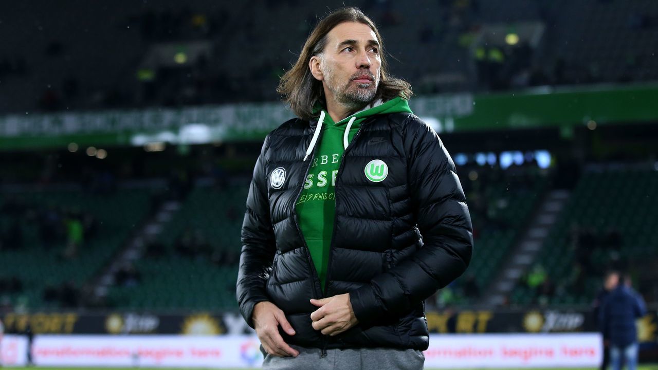 Wolfsburg's Swiss head coach Martin Schmidt arrives to attend the German first division Bundesliga football match between VfL Wolfsburg and RB Leipzig on December 12, 2017 in Wolfsburg. / AFP PHOTO / Ronny Hartmann / RESTRICTIONS: DURING MATCH TIME: DFL RULES TO LIMIT THE ONLINE USAGE TO 15 PICTURES PER MATCH AND FORBID IMAGE SEQUENCES TO SIMULATE VIDEO. == RESTRICTED TO EDITORIAL USE == FOR FURTHER QUERIES PLEASE CONTACT DFL DIRECTLY AT + 49 69 650050 / The erroneous mention[s] appearing in the metadata of this photo by Ronny Hartmann has been modified in AFP systems in the following manner: [Wolfsburg's Swiss head coach Martin Schmidt] instead of [The head of RB Leipzig, Oliver Mintzlaff,]. Please immediately remove the erroneous mention[s] from all your online services and delete it (them) from your servers. If you have been authorized by AFP to distribute it (them) to third parties, please ensure that the same actions are carried out by them. Failure to promptly comply with these instructions will entail liability on your part for any continued or post notification usage. Therefore we thank you very much for all your attention and prompt action. We are sorry for the inconvenience this notification may cause and remain at your disposal for any further information you may require.