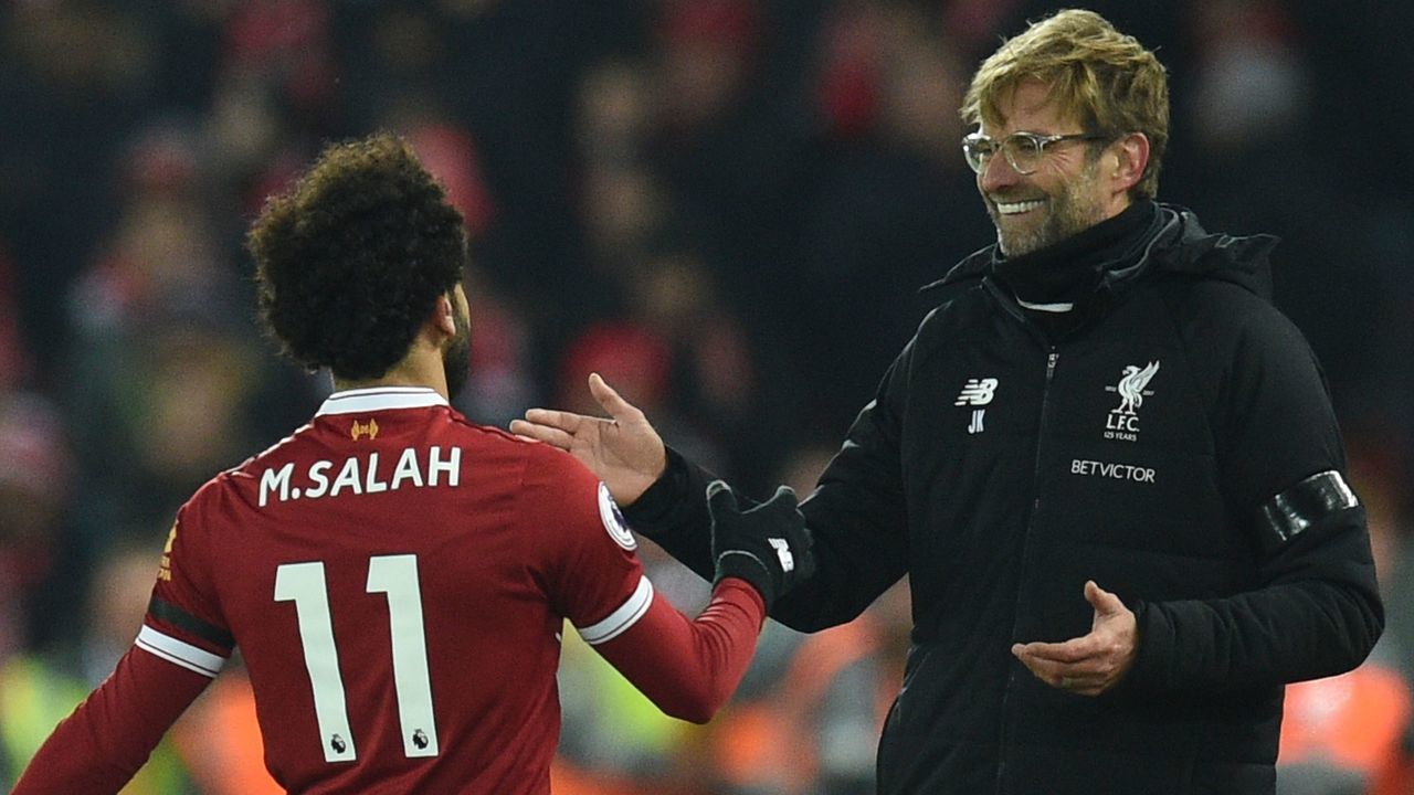 Liverpool's German manager Jurgen Klopp (R) greets Liverpool's Egyptian midfielder Mohamed Salah (L) as Salah comes off during the English Premier League football match between Liverpool and Manchester City at Anfield in Liverpool, north west England on January 14, 2018. / AFP PHOTO / Oli SCARFF /
