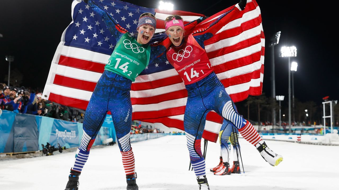 USA's Jessica Diggins (L) and USA's Kikkan Randall celebrate winning gold in the women's cross country team sprint free final at the Alpensia cross country ski centre during the Pyeongchang 2018 Winter Olympic Games on February 21, 2018 in Pyeongchang. / AFP PHOTO / Odd ANDERSEN