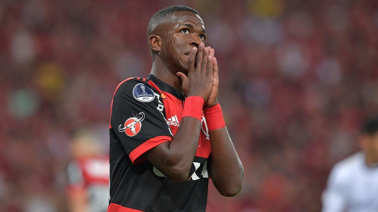 Brazil's Flamengo player Vinicius Junior reacts during their 2017 Sudamericana Cup football final against Argentina's Independiente at Maracana stadium in Rio de Janeiro, Brazil, on December 13, 2017. / AFP PHOTO / Carl DE SOUZA