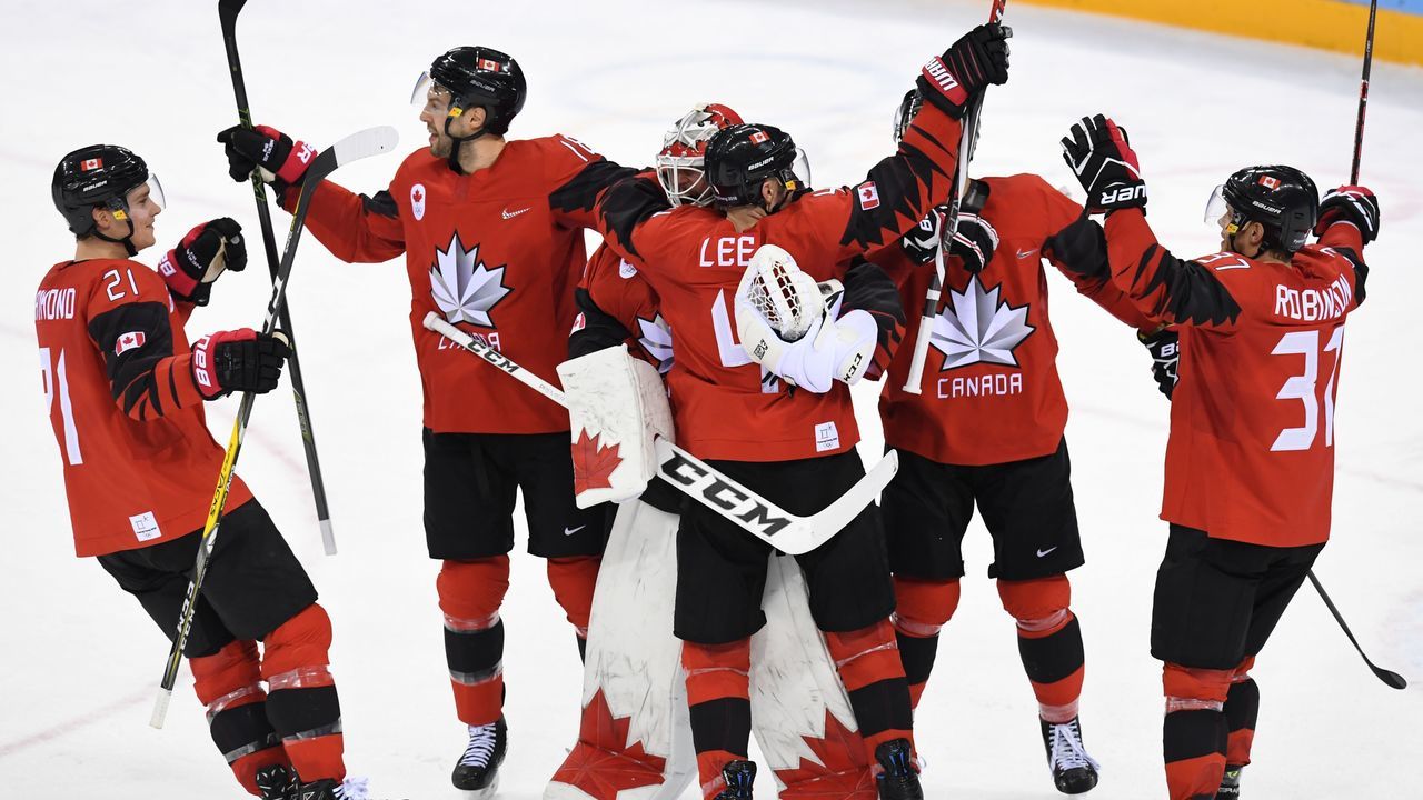 Team Canada celebrate winning the men's quarter-final ice hockey match between Finland and Canada during the Pyeongchang 2018 Winter Olympic Games at the Gangneung Hockey Centre in Gangneung on February 21, 2018. / AFP PHOTO / Kirill KUDRYAVTSEV