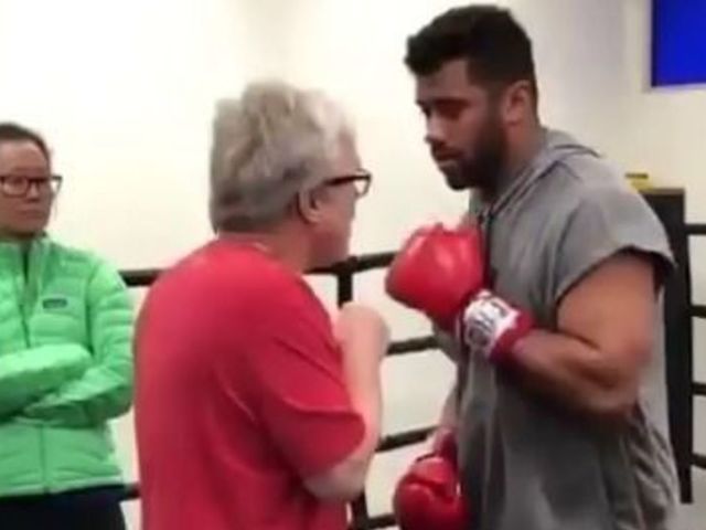 Russell Wilson working with legendary boxing trainer Freddie Roach