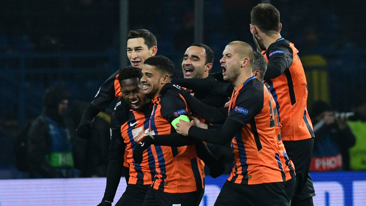 Shakhtar Donetsk's players celebrate the goal scored by midfielder Fred (2L) during the UEFA Champions League round of 16 first leg football match between Shaktar Donetsk and AS Rome at the OSK Metalist Stadion in Kharkiv on February 21, 2018. / AFP PHOTO / GENYA SAVILOV