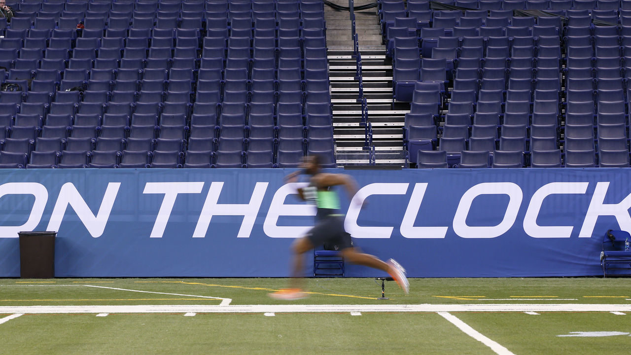 INDIANAPOLIS, IN - FEBRUARY 28: Linebacker Eric Striker of Oklahoma runs the 40-yard dash during the 2016 NFL Scouting Combine at Lucas Oil Stadium on February 28, 2016 in Indianapolis, Indiana.