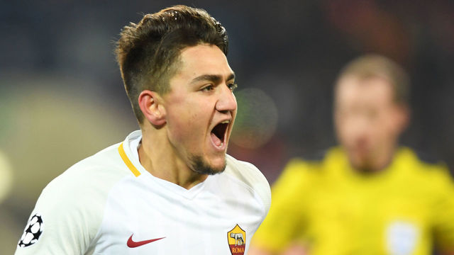 Roma's Turkish midfielder Cengiz Under celebrates scoring a goal against Shakhtar Donetsk during the UEFA Champions League round of 16 first leg football match between Shaktar Donetsk and AS Rome at the OSK Metalist Stadion in Kharkiv on February 21, 2018. / AFP PHOTO / SERGEI SUPINSKY