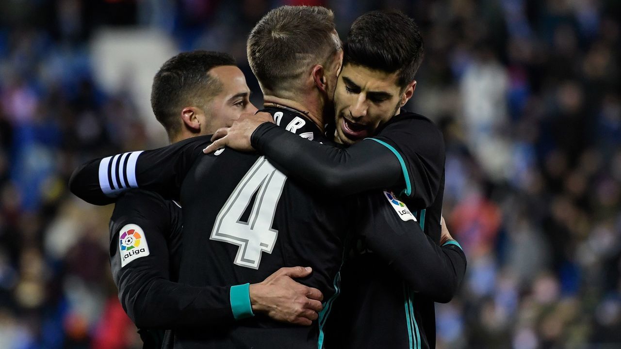 Real Madrid's Spanish defender Sergio Ramos (C) celebrate with teammates after scoring during the Spanish league football match Club Deportivo Leganes SAD against Real Madrid CF at the Estadio Municipal Butarque in Leganes on the outskirts of Madrid on February 21, 2018. / AFP PHOTO / OSCAR DEL POZO