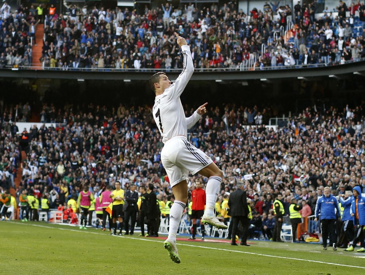 GIF: Cristiano Ronaldo Scores Stunner For Real Madrid