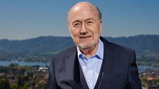 Former FIFA president Sepp Blatter poses during a photo session, past the city of Zurich, after an interview with news agencies on April 21, 2017 in Zurich. / AFP PHOTO / Michael Buholzer