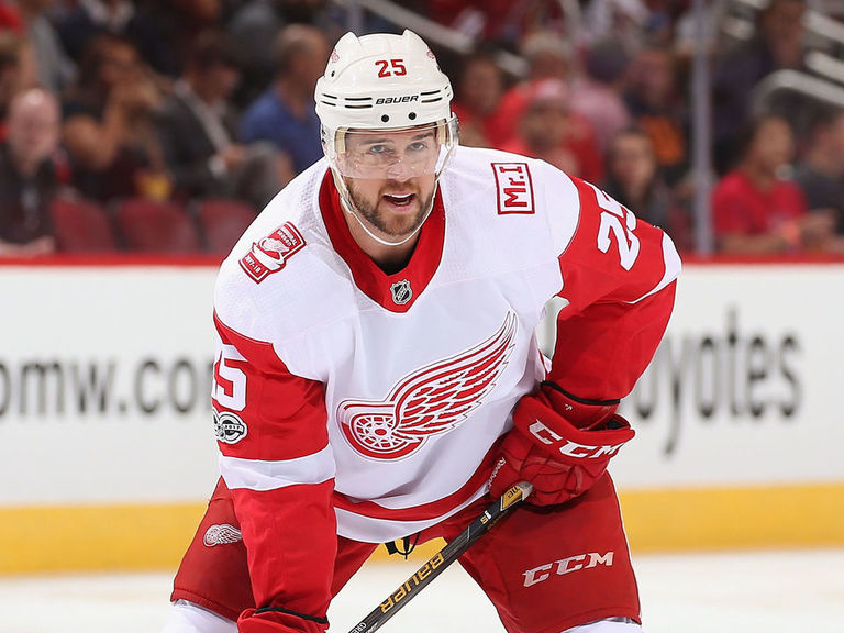 Red Wings officially ink Mike Green to 2-year extension | theScore.com