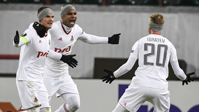 Lokomotiv Moscow's midfielder from Russia Igor Denisov (L) and Lokomotiv Moscow's forward from Brazil Ari (C) and Lokomotiv Moscow's midfielder from Russia Vladislav Ignatyev (R) celebrate after a goal during the round of 32 second leg UEFA Europa League football match between Lokomotiv Moscow and Nice at The Lokomotiv Stadium in Moscow on February 22, 2018. / AFP PHOTO / Alexander NEMENOV