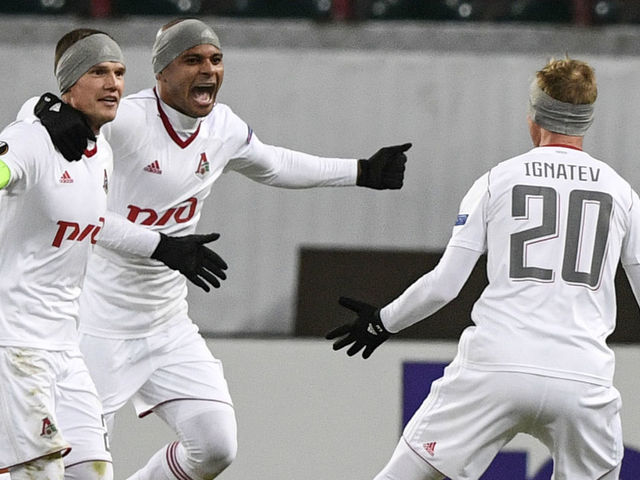 Lokomotiv Moscow's midfielder from Russia Igor Denisov (L) and Lokomotiv Moscow's forward from Brazil Ari (C) and Lokomotiv Moscow's midfielder from Russia Vladislav Ignatyev (R) celebrate after a goal during the round of 32 second leg UEFA Europa League football match between Lokomotiv Moscow and Nice at The Lokomotiv Stadium in Moscow on February 22, 2018. / AFP PHOTO / Alexander NEMENOV