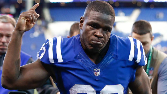 INDIANAPOLIS, IN - DECEMBER 31: Frank Gore #23 of the Indianapolis Colts gestures to the crowd as he leaves the field after defeating the Houston Texans at Lucas Oil Stadium on December 31, 2017 in Indianapolis, Indiana.