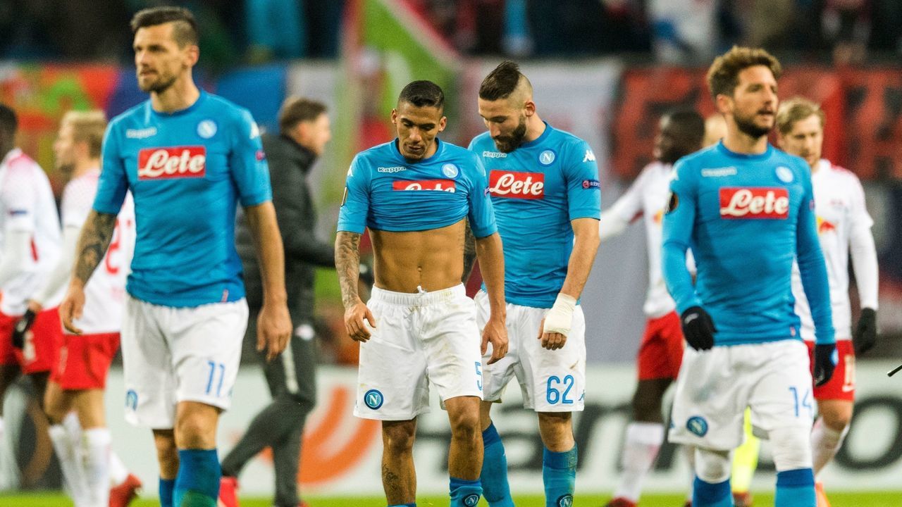 Napoli´s players react at the end of the UEFA Europa League football match between SSC Napoli and RB Leipzig, on February 22, 2018 in Leipzig. Napoli won 2-0. / AFP PHOTO / ROBERT MICHAEL