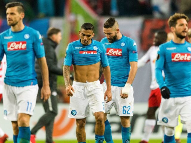 Napoli´s players react at the end of the UEFA Europa League football match between SSC Napoli and RB Leipzig, on February 22, 2018 in Leipzig. Napoli won 2-0. / AFP PHOTO / ROBERT MICHAEL