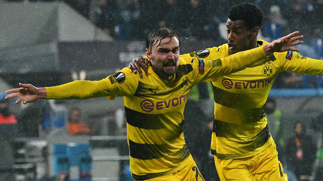 Borussia Dortmund's defender from Germany Marcel Schmelzer (L) celebrates after scoring during the round of 32 second leg UEFA Europa League football match between Atalanta and Borussia Dortmund at The Mapei Stadium in Reggio Emilia on February 22, 2018. / AFP PHOTO / Vincenzo PINTO