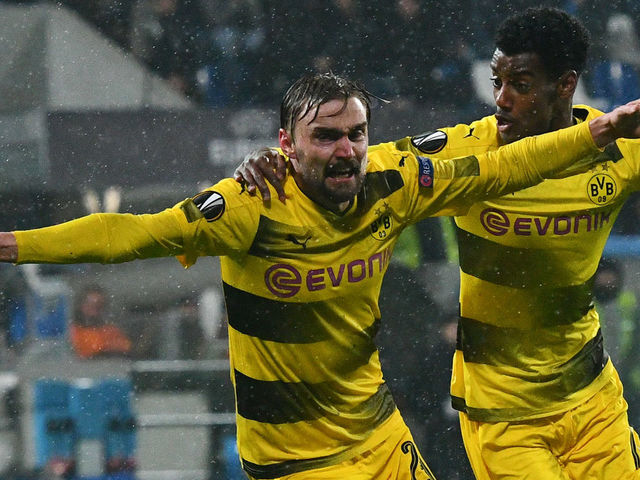 Borussia Dortmund's defender from Germany Marcel Schmelzer (L) celebrates after scoring during the round of 32 second leg UEFA Europa League football match between Atalanta and Borussia Dortmund at The Mapei Stadium in Reggio Emilia on February 22, 2018. / AFP PHOTO / Vincenzo PINTO