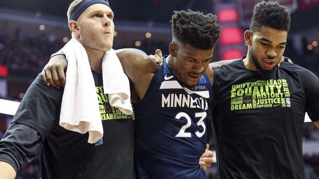 Butler helped off floor after suffering knee injury; to undergo MRI on Saturday