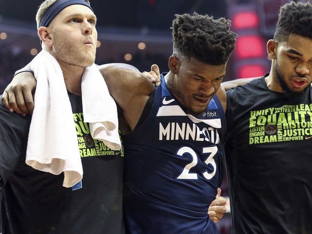 Butler helped off floor after suffering knee injury; to undergo MRI on Saturday