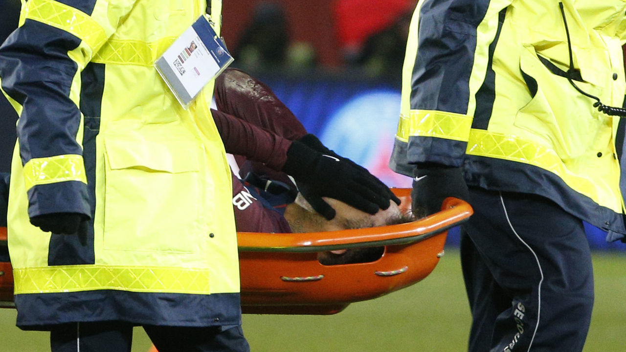 Paris Saint-Germain's Brazilian forward Neymar Jr is evacuated on a stretcher during the French L1 football match between Paris Saint-Germain (PSG) and Marseille (OM) at the Parc des Princes in Paris on February 25, 2018. / AFP PHOTO / GEOFFROY VAN DER HASSELT
