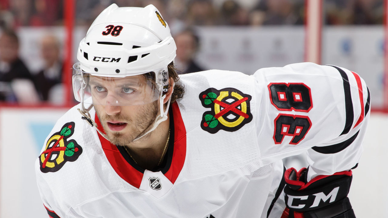 OTTAWA, ON - JANUARY 9: Ryan Hartman #38 of the Chicago Blackhawks prepares for a faceoff against the Ottawa Senators at Canadian Tire Centre on January 9, 2018 in Ottawa, Ontario, Canada.