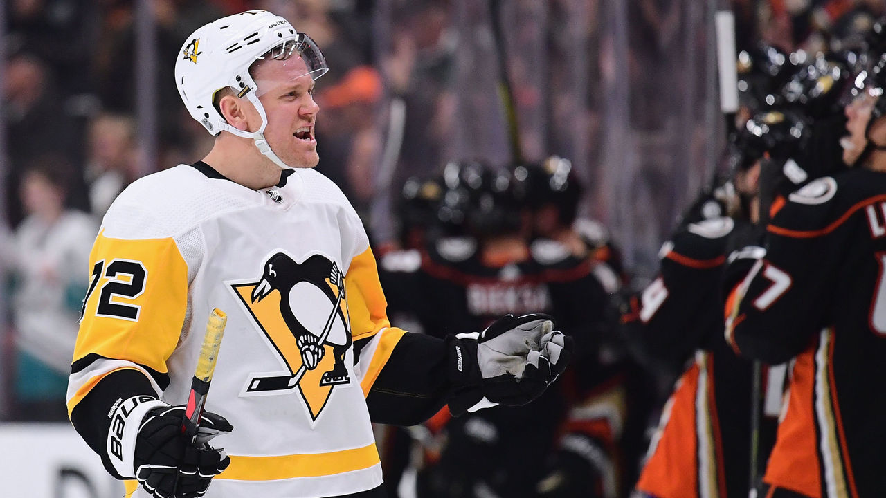 ANAHEIM, CA - JANUARY 17: Patric Hornqvist #72 of the Pittsburgh Penguins reacts to a short-handed goal from Chris Wagner #21 of the Anaheim Ducks to trail 1-3 during the second period at Honda Center on January 17, 2018 in Anaheim, California.