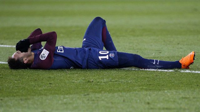 TOPSHOT - Paris Saint-Germain's Brazilian forward Neymar Jr reacts lying on the pitch during the French L1 football match between Paris Saint-Germain (PSG) and Marseille (OM) at the Parc des Princes in Paris on February 25, 2018. / AFP PHOTO / GEOFFROY VAN DER HASSELT