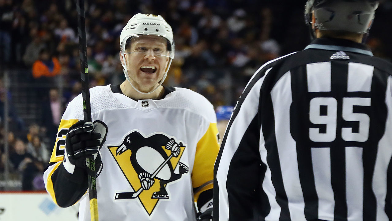 NEW YORK, NY - JANUARY 05: Patric Hornqvist #72 of the Pittsburgh Penguins argues with linesman Jonny Murray #95 during the second period at the Barclays Center on January 5, 2018 in the Brooklyn borough of New York City.
