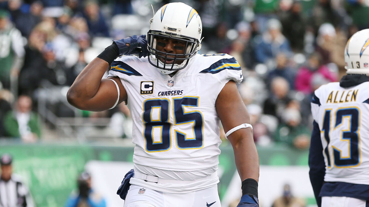 EAST RUTHERFORD, NJ - DECEMBER 24: Antonio Gates #85 of the Los Angeles Chargers celebrates after scoring a first half touchdown reception against the New York Jets in an NFL game at MetLife Stadium on December 24, 2017 in East Rutherford, New Jersey.