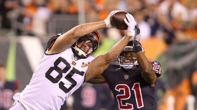CINCINNATI, OH - SEPTEMBER 14: Tyler Eifert #85 of the Cincinnati Bengals makes a catch defended by Marcus Gilchrist #21 of the Houston Texans during the second half at Paul Brown Stadium on September 14, 2017 in Cincinnati, Ohio.