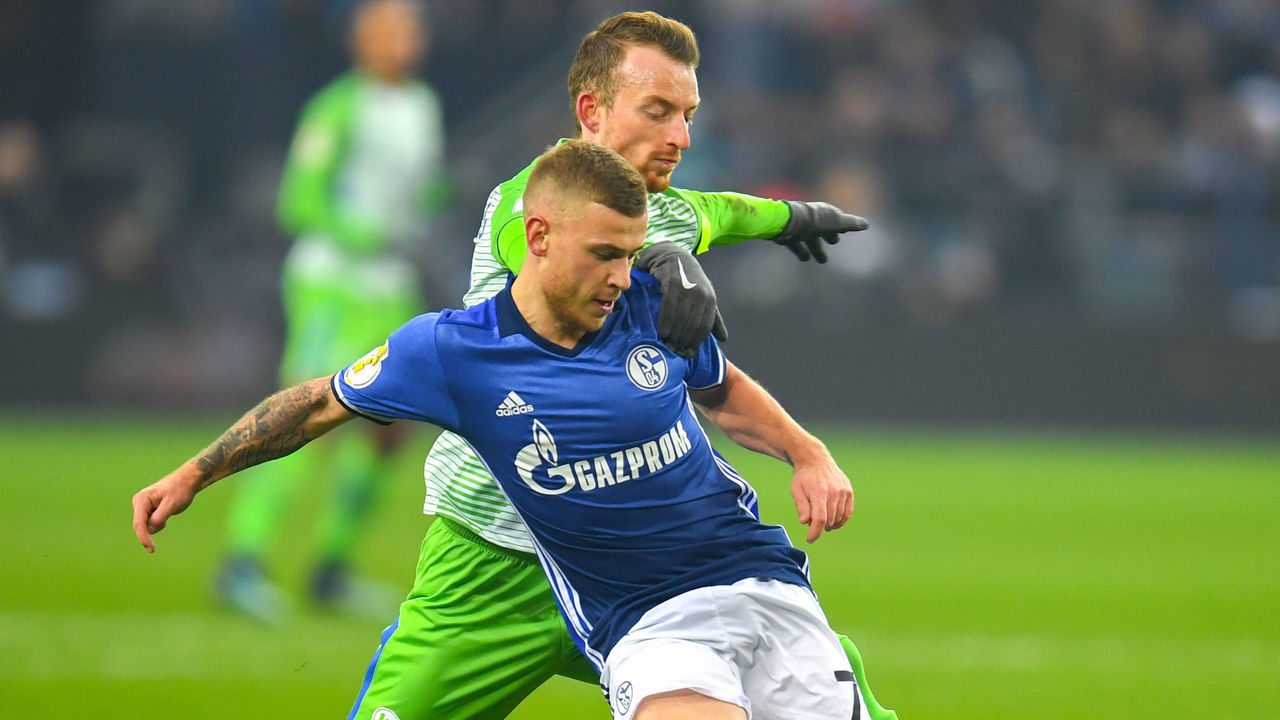 Wolfsburg's German midfielder Maximilian Arnold and Schalke's German midfielder Max Meyer vie for the ball during the German football Cup DFB Pokal quarter-final match FC Schalke 04 versus VFL Wolfsburg on February 7, 2018 in Gelsenkirchen. / AFP PHOTO / Patrik STOLLARZ / RESTRICTIONS: ACCORDING TO DFB RULES IMAGE SEQUENCES TO SIMULATE VIDEO IS NOT ALLOWED DURING MATCH TIME. MOBILE (MMS) USE IS NOT ALLOWED DURING AND FOR FURTHER TWO HOURS AFTER THE MATCH. == RESTRICTED TO EDITORIAL USE == FOR MORE INFORMATION CONTACT DFB DIRECTLY AT +49 69 67880 /