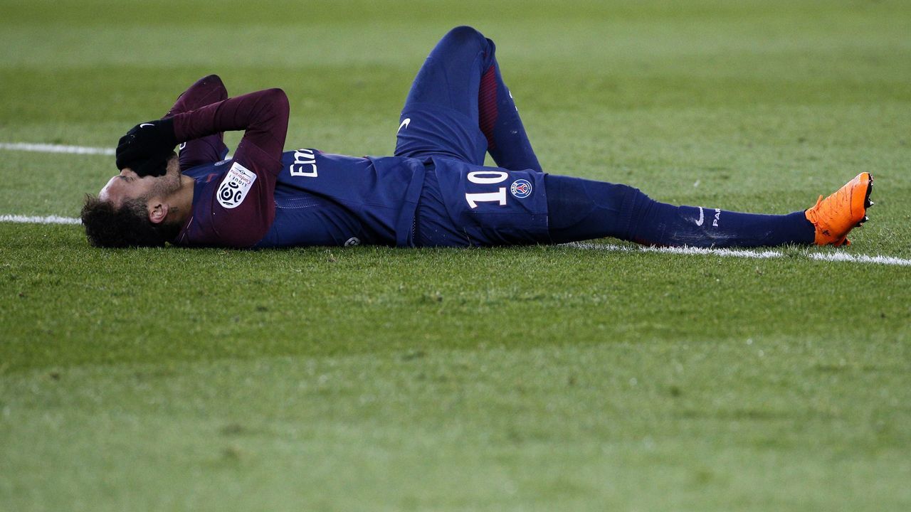 TOPSHOT - Paris Saint-Germain's Brazilian forward Neymar Jr reacts lying on the pitch during the French L1 football match between Paris Saint-Germain (PSG) and Marseille (OM) at the Parc des Princes in Paris on February 25, 2018. / AFP PHOTO / GEOFFROY VAN DER HASSELT