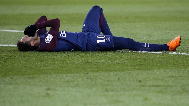 TOPSHOT - Paris Saint-Germain's Brazilian forward Neymar Jr reacts lying on the pitch during the French L1 football match between Paris Saint-Germain (PSG) and Marseille (OM) at the Parc des Princes in Paris on February 25, 2018. / AFP PHOTO / GEOFFROY VAN DER HASSELT