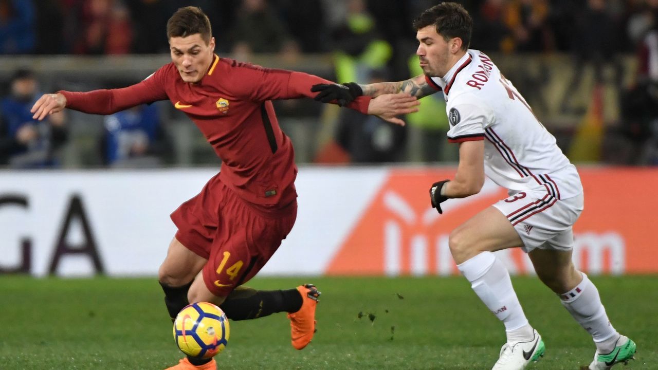 Roma's Czech striker Patrik Schick (L) vies for the ball with AC Milan's Italian defender Alessio Romagnoli during the Italian Serie A football match Roma versus Milan at the Olympic Stadium in Rome. / AFP PHOTO / Andreas SOLARO