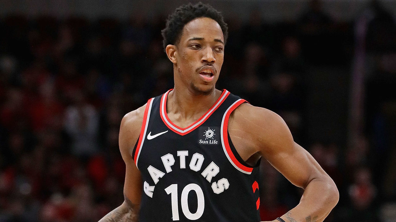 CHICAGO, IL - JANUARY 03: DeMar DeRozan #10 of the Toronto Raptors brings the ball up the court against the Chicago Bulls at the United Center on January 3, 2018 in Chicago, Illinois. The Raptors defeated the Bulls 124-115.