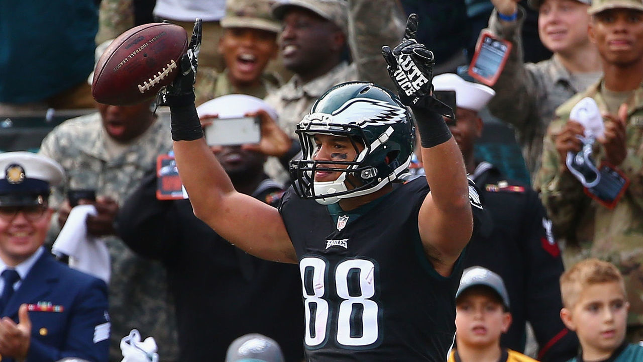 PHILADELPHIA, PA - NOVEMBER 05: Tight end Trey Burton #88 of the Philadelphia Eagles celebrates his touchdown against the Denver Broncos during the second quarter at Lincoln Financial Field on November 5, 2017 in Philadelphia, Pennsylvania.
