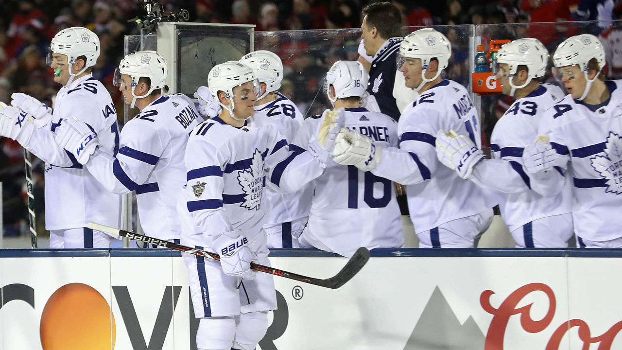 10 best photos from LeafsCaps Stadium Series game