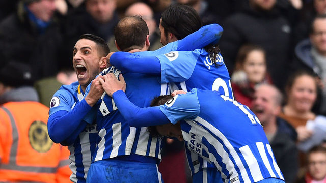 Brighton's English striker Glenn Murray (2nd L) celebrates with Brighton's French midfielder Anthony Knockaert (L) and teammates after scoring their second goal during the English Premier League football match between Brighton and Hove Albion and Arsenal at the American Express Community Stadium in Brighton, southern England on March 4, 2018. / AFP PHOTO / Glyn KIRK /
