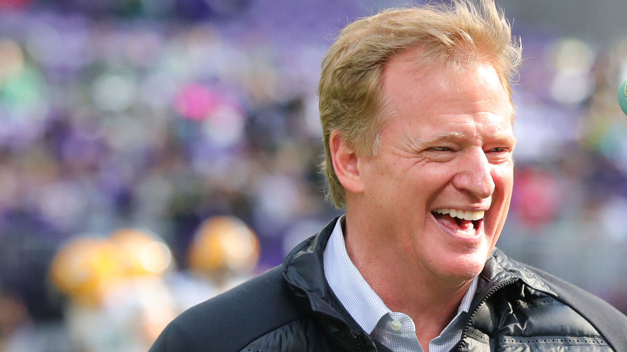 MINNEAPOLIS, MN - OCTOBER 15: NFL Commissioner Roger Goodell (L) and head coach Mike McCarthy of the Greenbay Packers talk during warmups on October 15, 2017 at US Bank Stadium in Minneapolis, Minnesota.