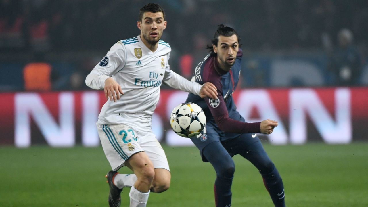 Real Madrid's Croatian midfielder Mateo Kovacic (L) vies for the ball with Paris Saint-Germain's Argentinian midfielder Javier Pastore during the UEFA Champions League round of 16 second leg football match between Paris Saint-Germain (PSG) and Real Madrid on March 6, 2018, at the Parc des Princes stadium in Paris. / AFP PHOTO / CHRISTOPHE SIMON
