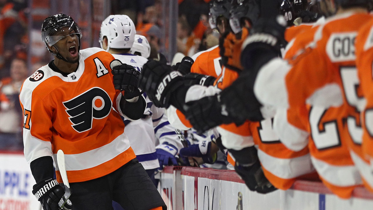 PHILADELPHIA, PA - JANUARY 18: Wayne Simmonds #17 of the Philadelphia Flyers celebrates his goal against the Toronto Maple Leafs during the third period at Wells Fargo Center on January 18, 2018 in Philadelphia, Pennsylvania.