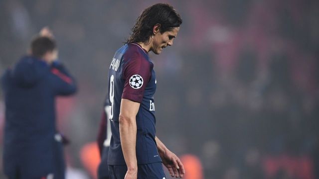 TOPSHOT - Paris Saint-Germain's Uruguayan forward Edinson Cavani reacts after losing the UEFA Champions League round of 16 second leg football match between Paris Saint-Germain (PSG) and Real Madrid on March 6, 2018, at the Parc des Princes stadium in Paris. / AFP PHOTO / FRANCK FIFE