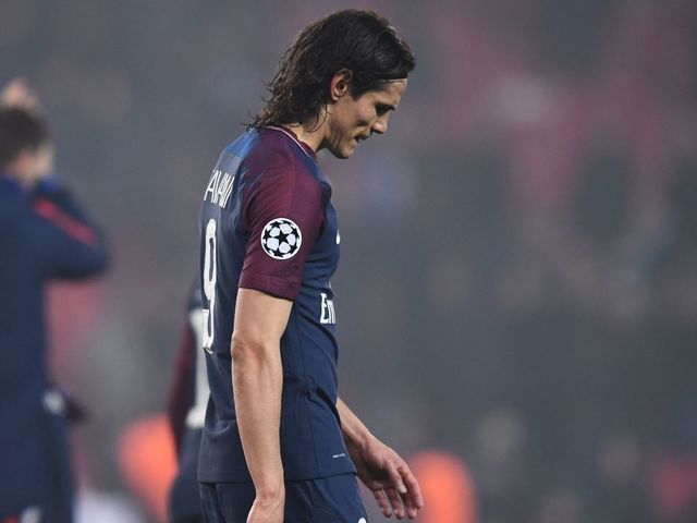 TOPSHOT - Paris Saint-Germain's Uruguayan forward Edinson Cavani reacts after losing the UEFA Champions League round of 16 second leg football match between Paris Saint-Germain (PSG) and Real Madrid on March 6, 2018, at the Parc des Princes stadium in Paris. / AFP PHOTO / FRANCK FIFE