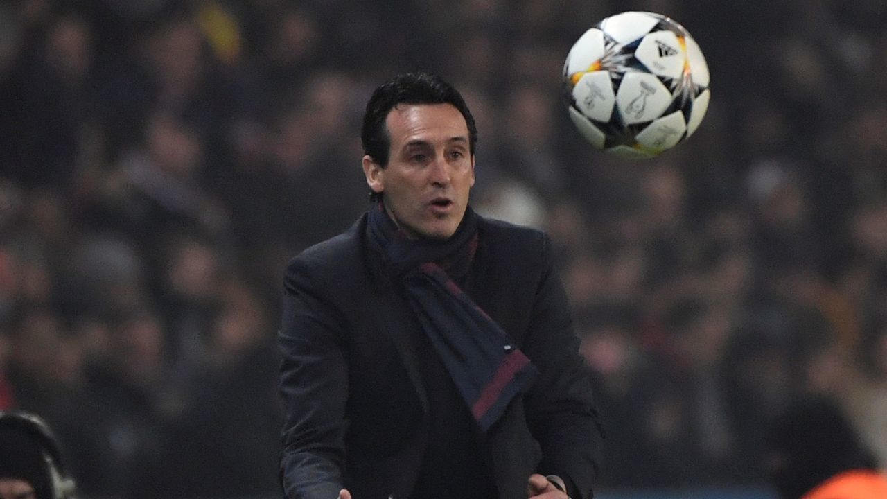 Paris Saint-Germain's Spanish coach Unai Emery grabs the ball during the UEFA Champions League football match Paris Saint-Germain vs Real Madrid, on March 6, 2018 at the Parc des Princes stadium in Paris. / AFP PHOTO / PIERRE-PHILIPPE MARCOU