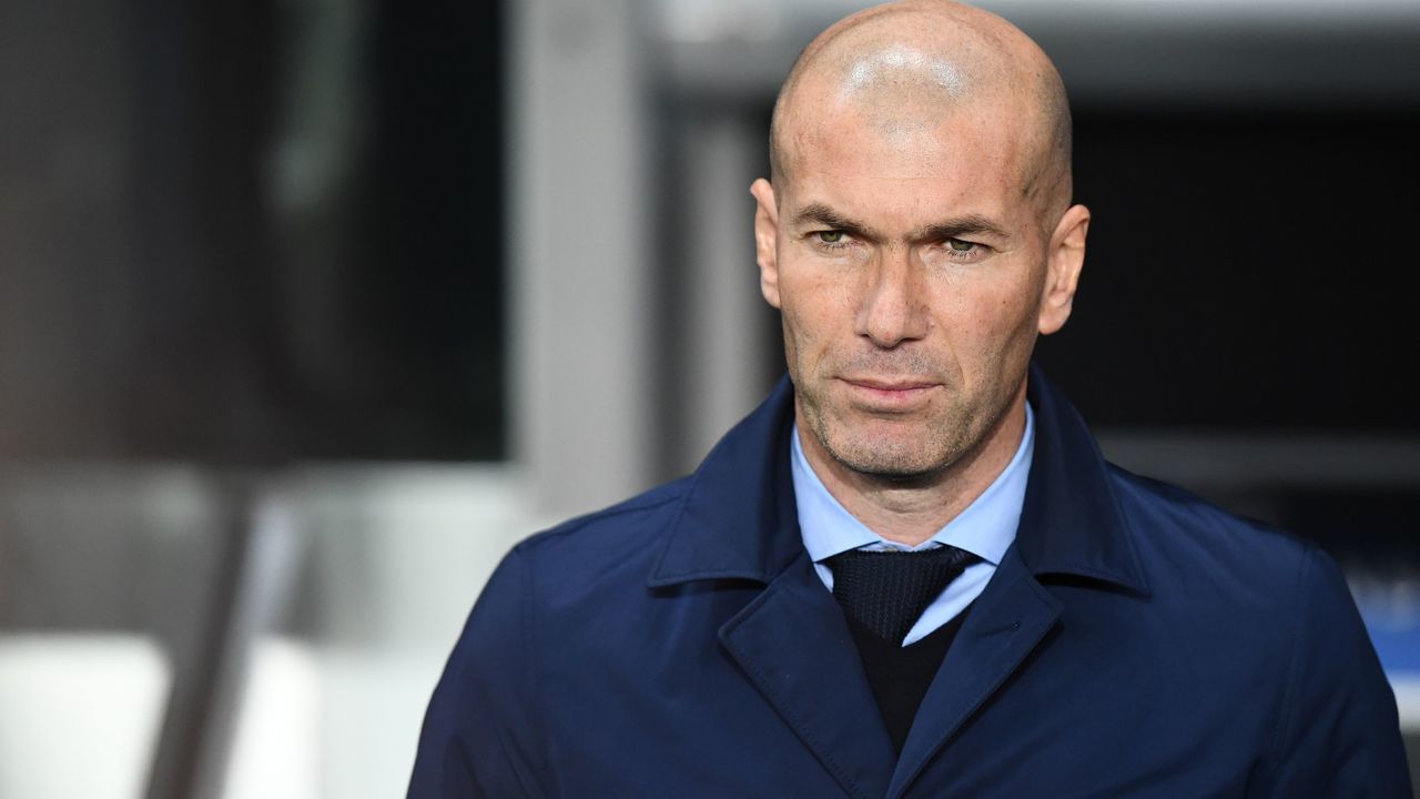 Real Madrid's French coach Zinedine Zidane reacts during the UEFA Champions League round of 16 second leg football match between Paris Saint-Germain (PSG) and Real Madrid on March 6, 2018, at the Parc des Princes stadium in Paris. / AFP PHOTO / FRANCK FIFE
