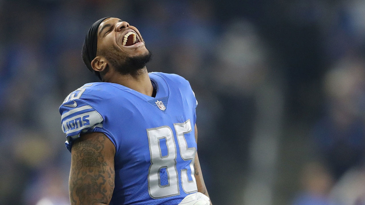 DETROIT, MI - DECEMBER 31: Eric Ebron #85 of the Detroit Lions celebrates a two point conversion reception by quarterback Matthew Stafford #9 of the Detroit Lions during the second half at Ford Field on December 31, 2017 in Detroit, Michigan.