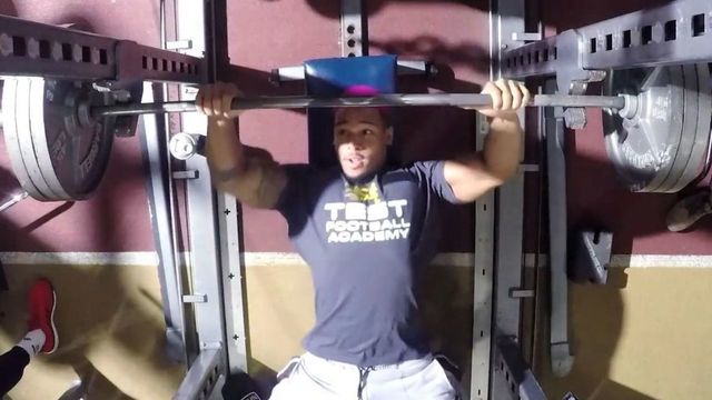 Odell Beckham's ripped cousin takes on pro bodybuilder in bench press contest