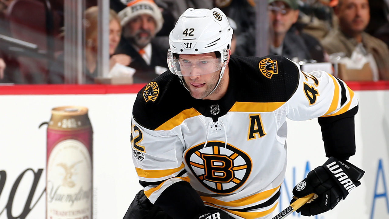 PHILADELPHIA, PENNSYLVANIA - DECEMBER 02: David Backes #42 of the Boston Bruins heads for the net in the first period against the Philadelphia Flyers on December 02, 2017 at Wells Fargo Center in Philadelphia, Pennsylvania.